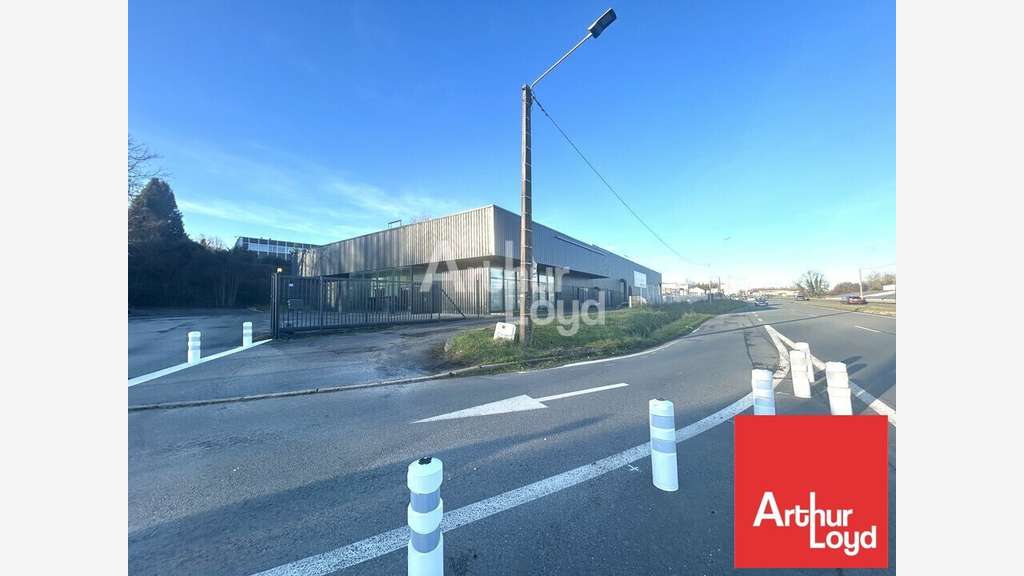 Local commercial 500m² à louer Poitiers D910