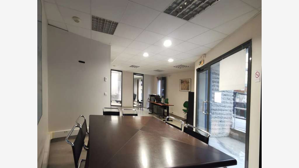 A louer local commercial 76m² à Aix-les-Bains