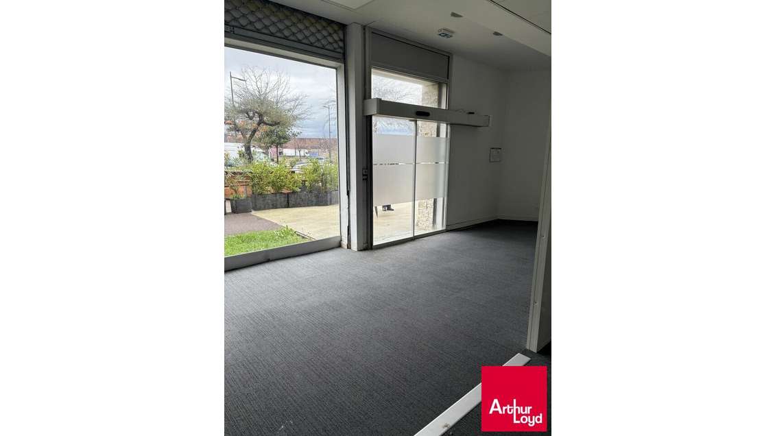 Local 340m² à louer belle visibilité proche BAB2