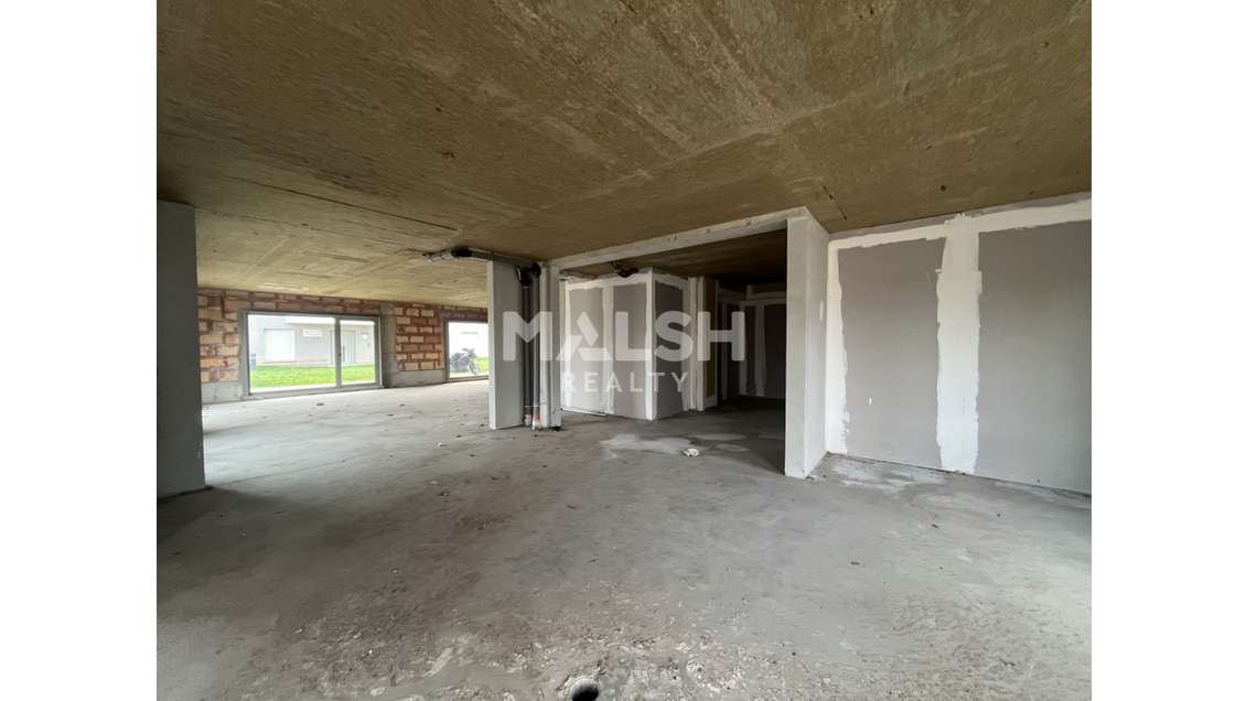 A louer local commerce 156m² avec terrasse à Anse