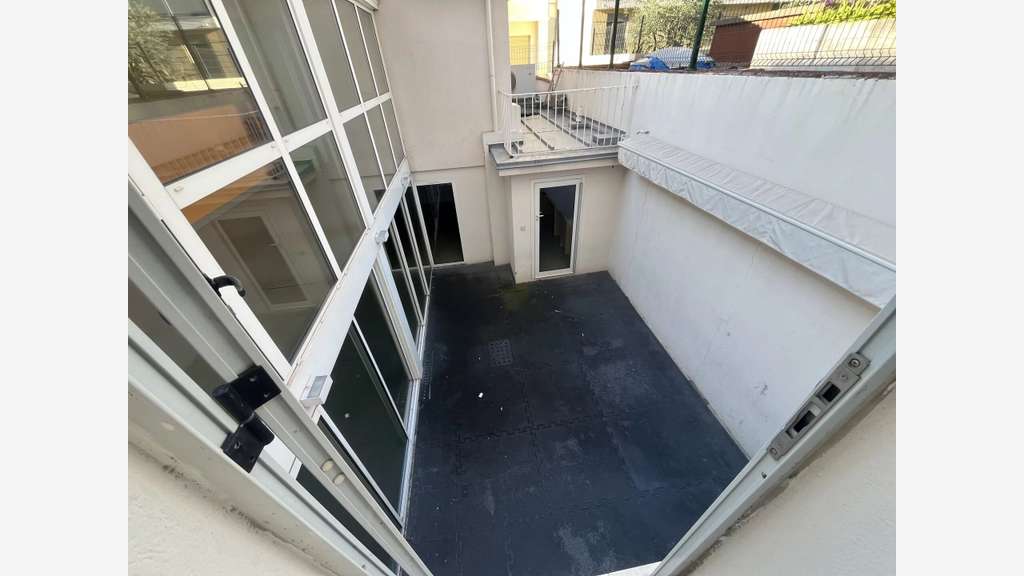 A louer local commercial bureau 128m² à Antibes
