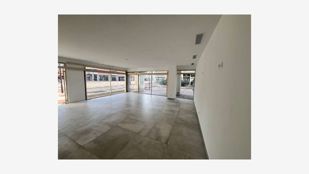 A louer local 127m² proche mer à Antibes les Pins