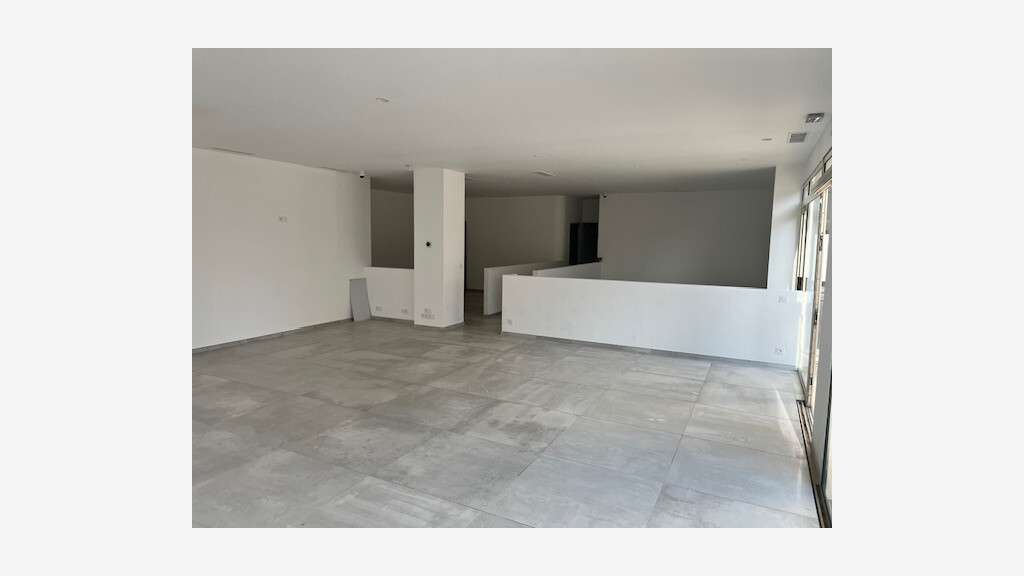 A louer local 127m² proche mer à Antibes les Pins