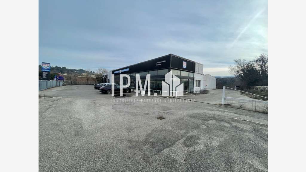 A louer local commercial 332 m² Apt