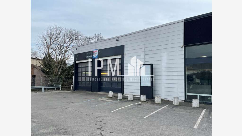 A louer local commercial 332 m² Apt