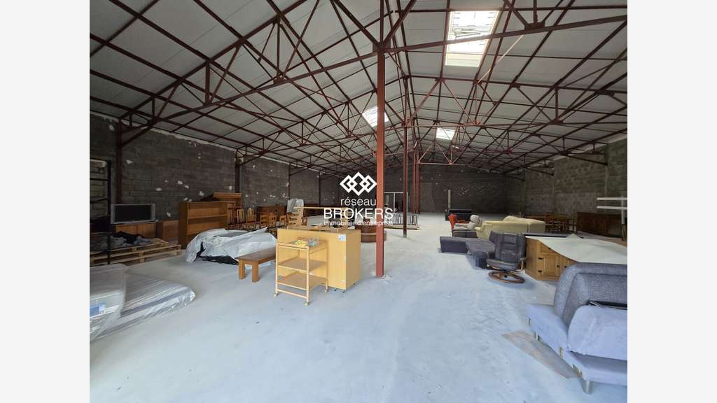 A louer locaux commerciaux 600m² à Arbent