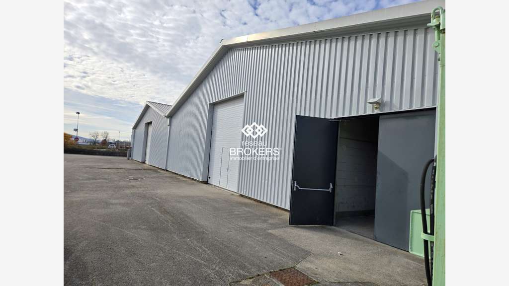 A louer locaux commerciaux 600m² à Arbent