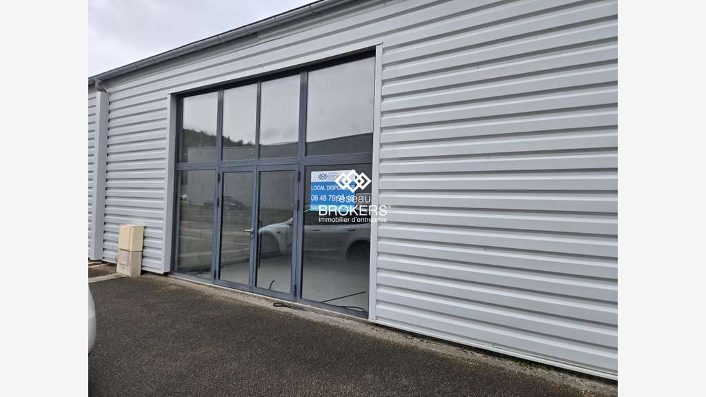 A louer locaux commerciaux 600m² à Arbent