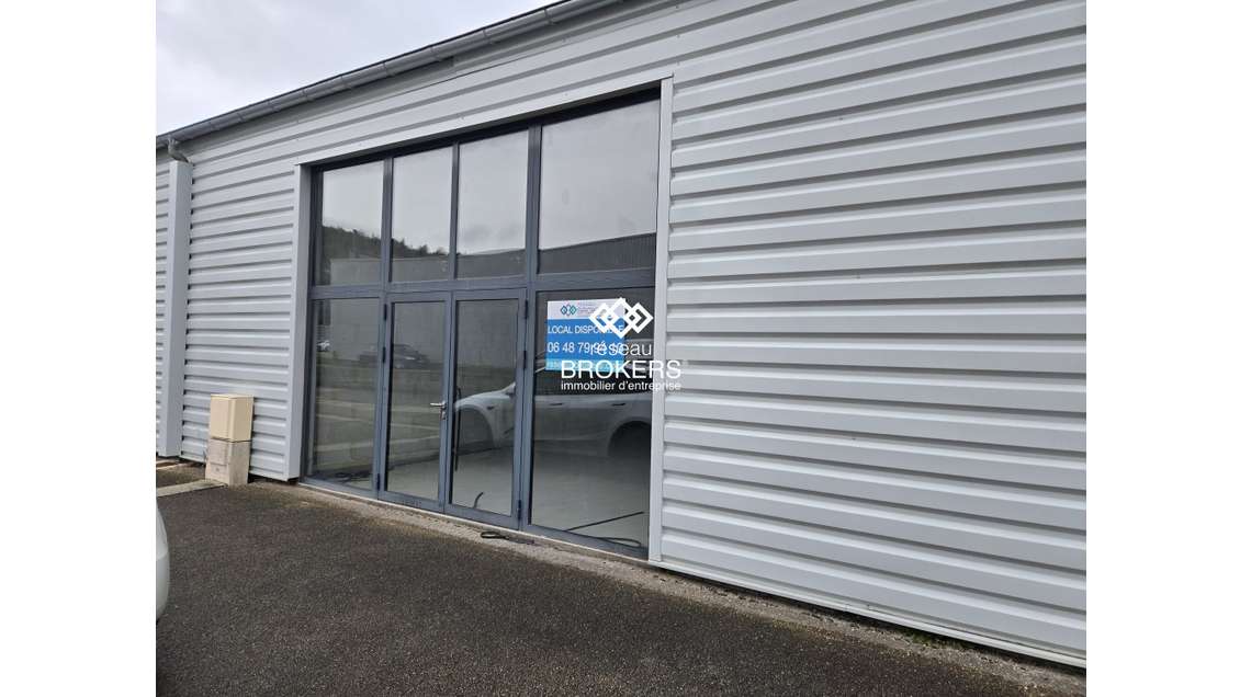 A louer locaux commerciaux 600m² à Arbent