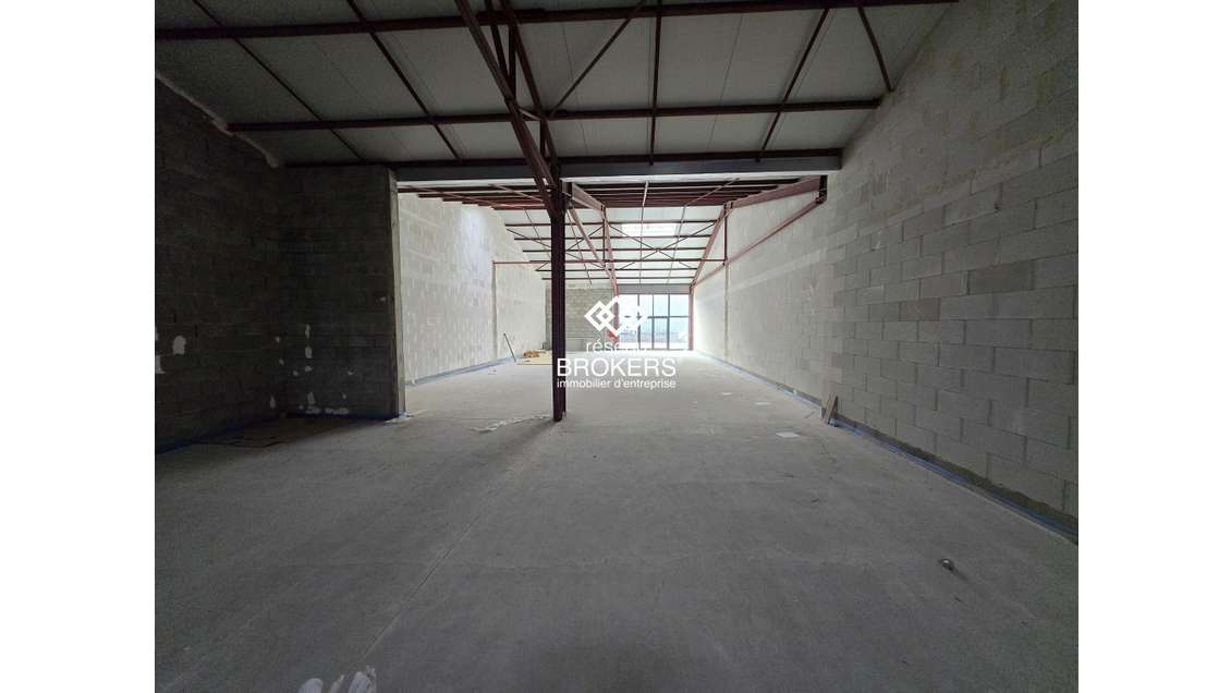 A louer local 290m² avec vitrine à Arbent
