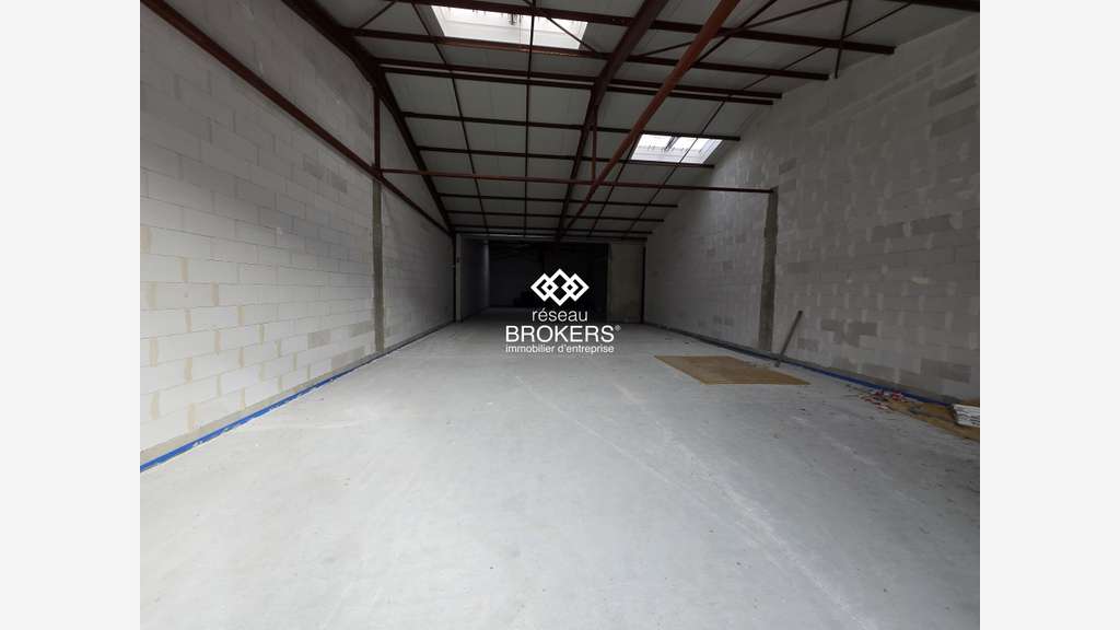 A louer local 290m² avec vitrine à Arbent