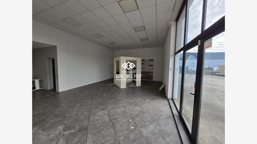 A louer local commercial 340m² ERP PMR à Arbent