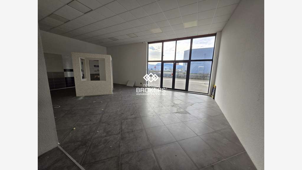 A louer local commercial 340m² ERP PMR à Arbent