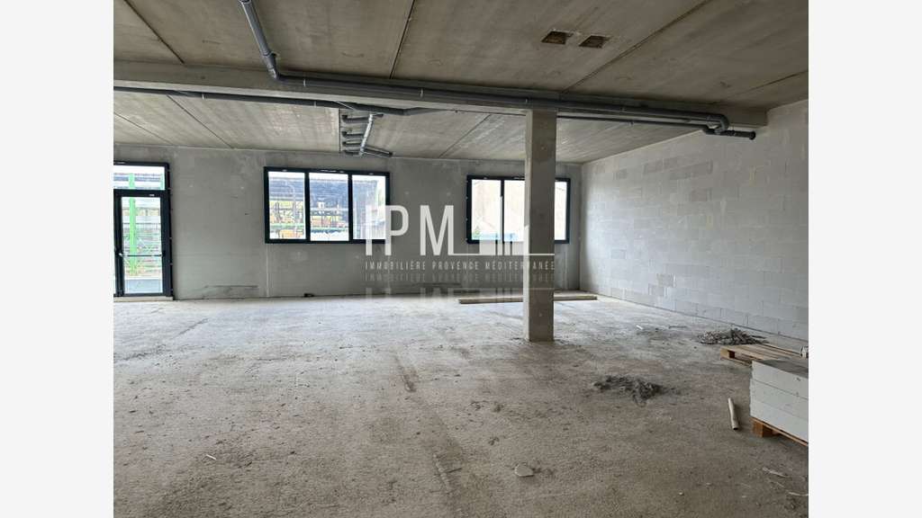 A louer local 410m² en zone commerciale à Aubagne