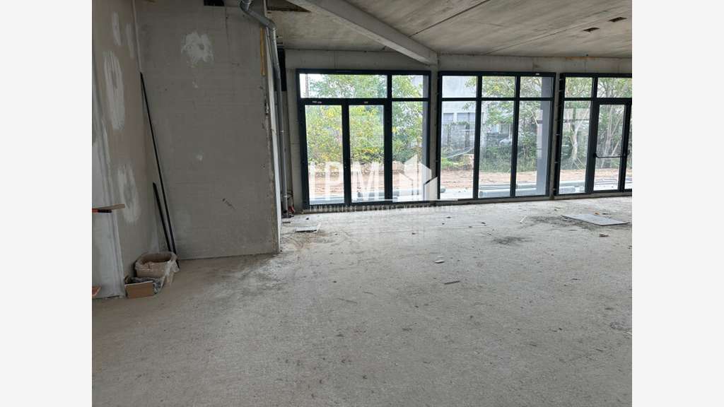 A louer local 410m² en zone commerciale à Aubagne