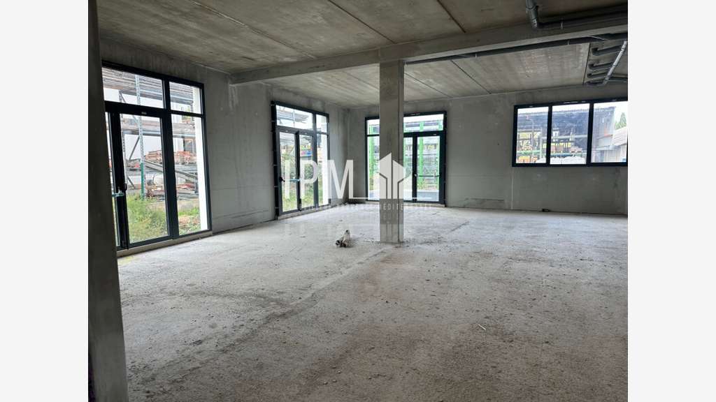 A louer local 410m² en zone commerciale à Aubagne