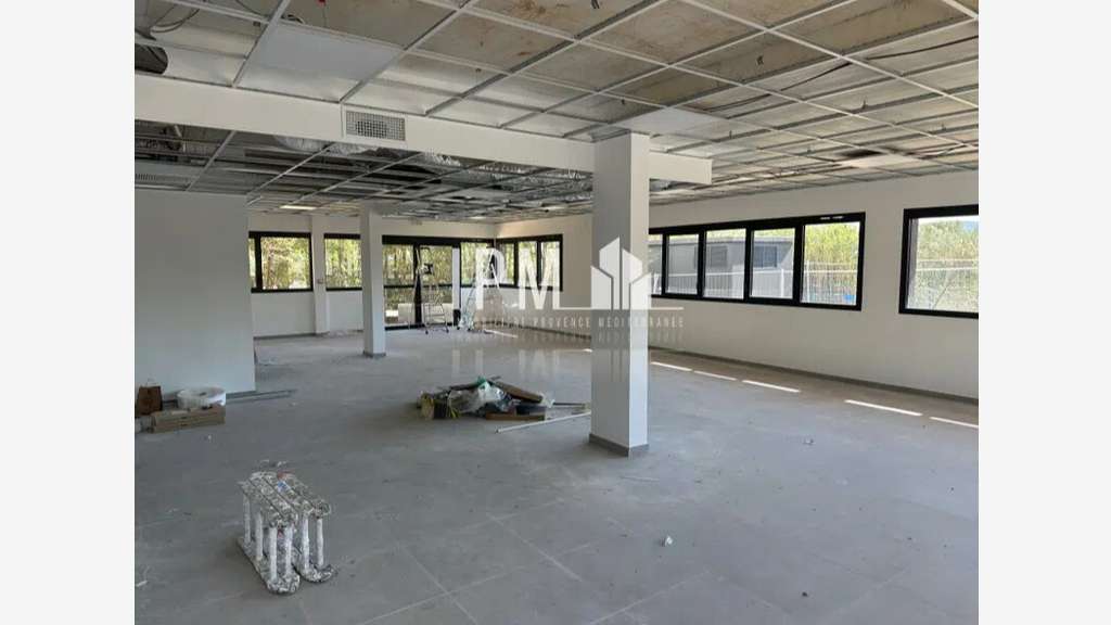 A louer local 122m² ZA de Napollon Aubagne