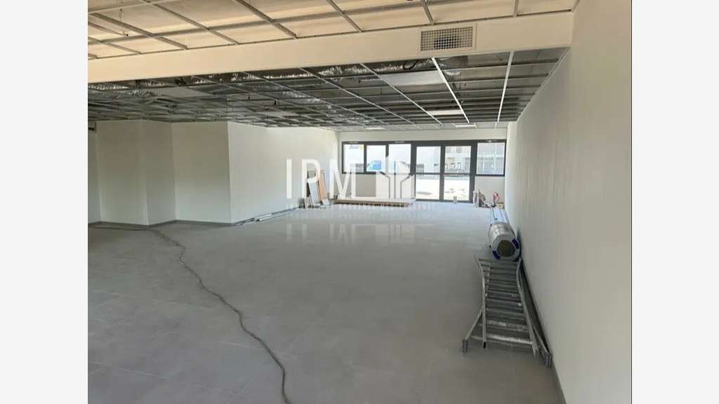 A louer local 133m² à Aubagne ZA Napollon