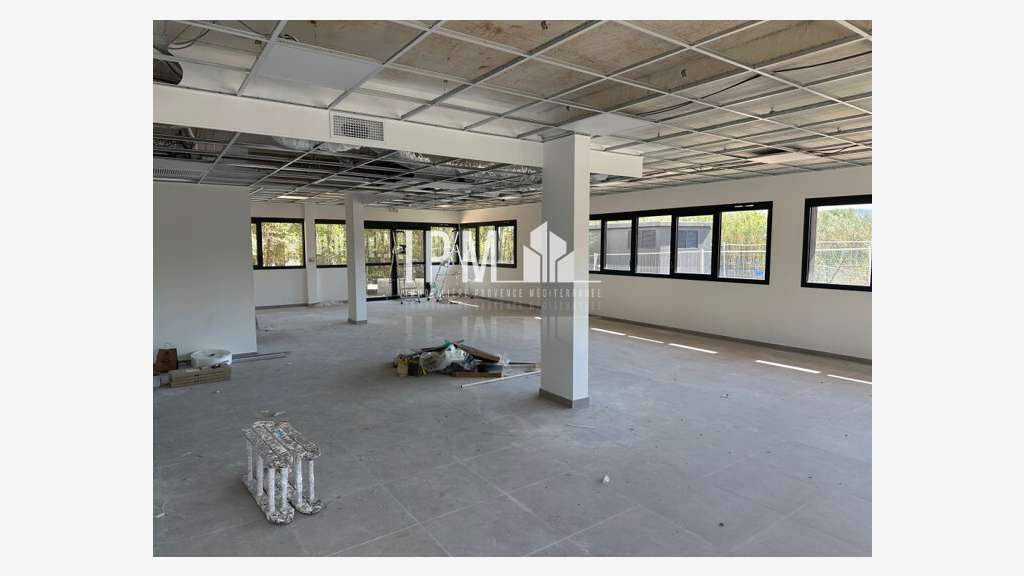 A louer local commercial 122m² ZA Napollon Aubagne