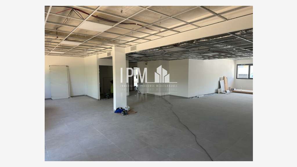 A louer local 133m² ZA  de Napollon à Aubagne D96