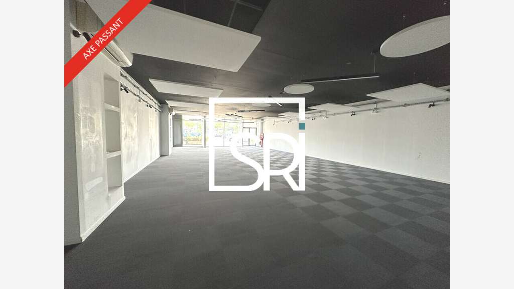 Local commercial 224m² à louer zone du KM Lancé