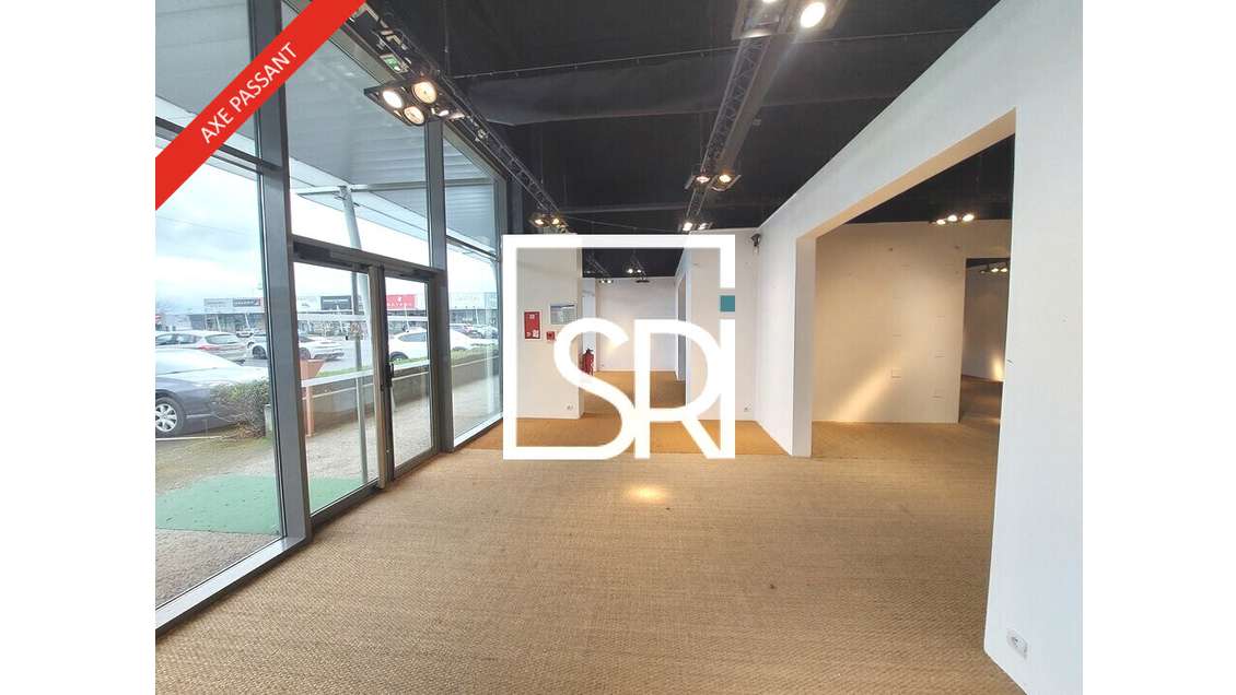 Local 678m² à louer sur axe principal à Aubière
