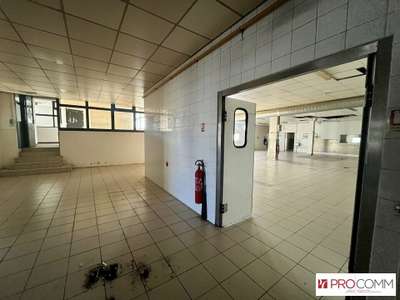 Local commercial 1240m² à louer à Avignon