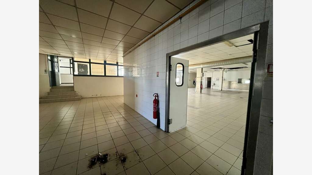 Local commercial 1240m² à louer à Avignon