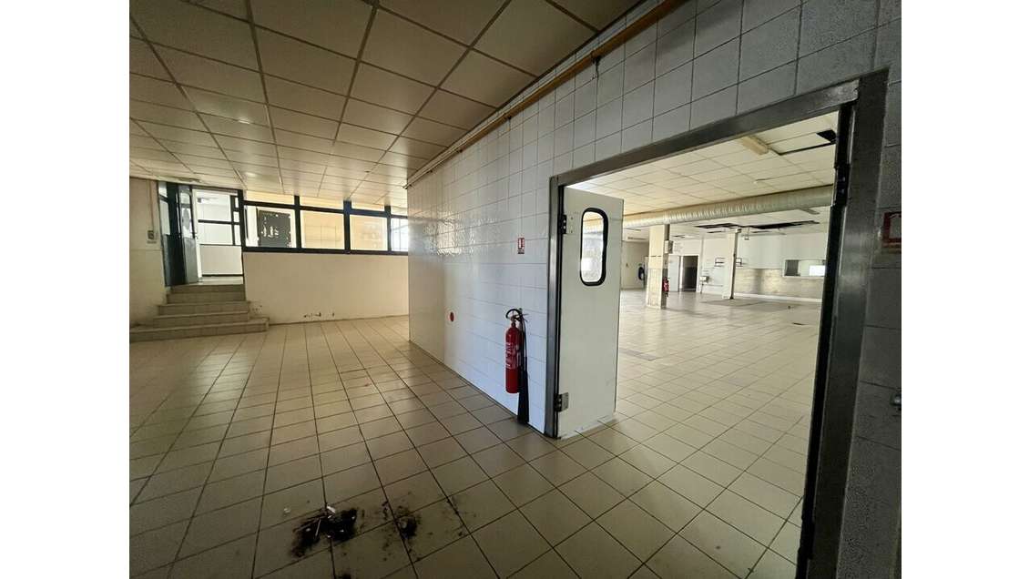 Local commercial 1240m² à louer à Avignon