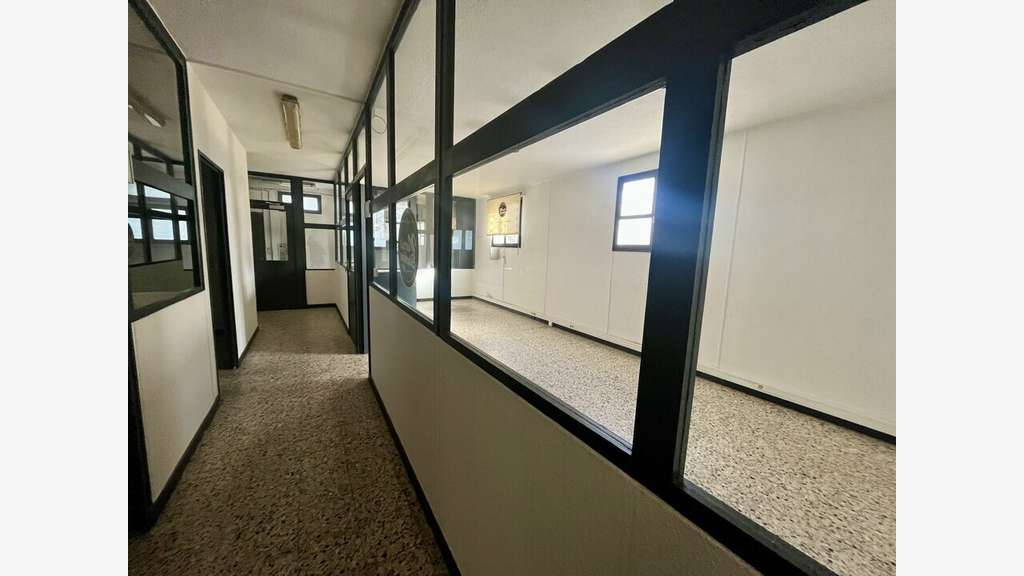 Local commercial 1240m² à louer à Avignon