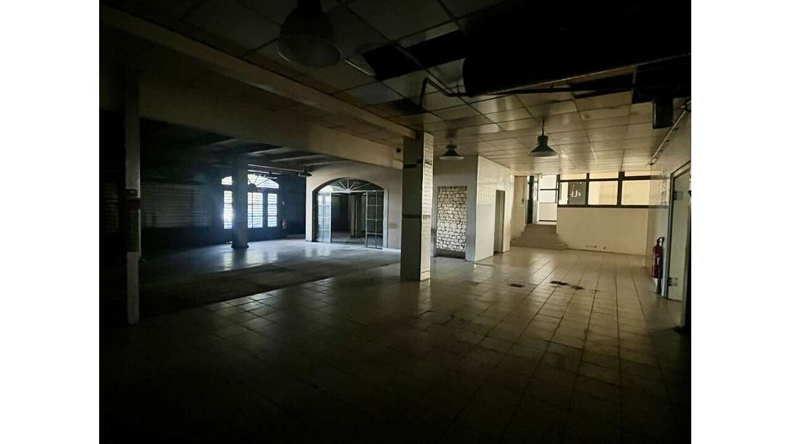 Local commercial 1240m² à louer à Avignon