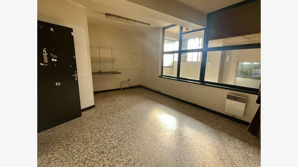Local commercial 1240m² à louer à Avignon