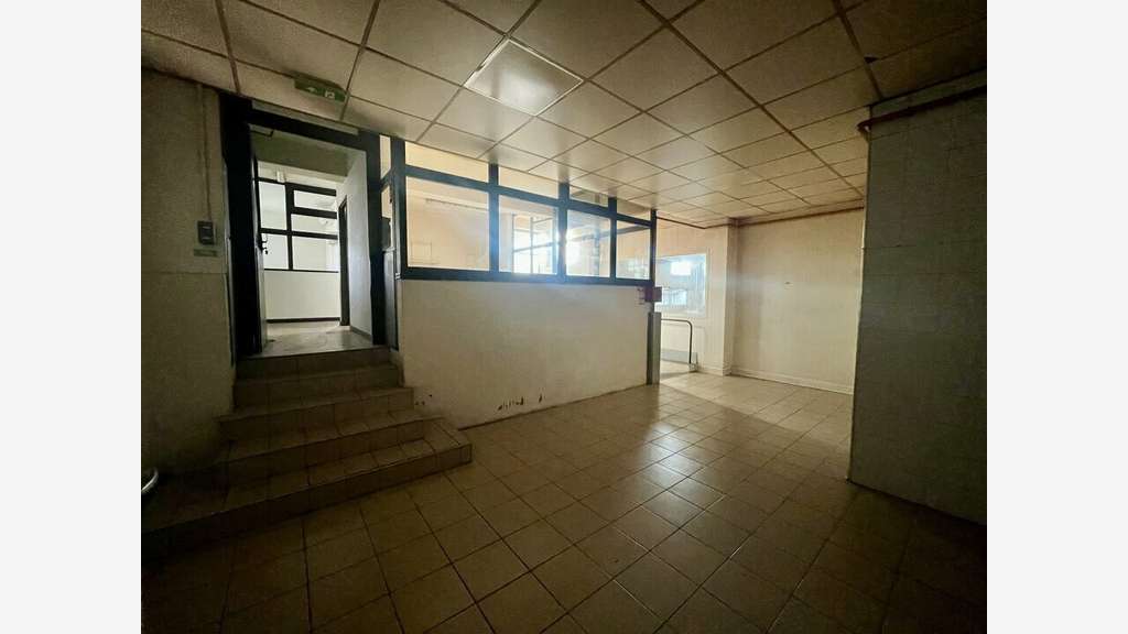 Local commercial 1240m² à louer à Avignon