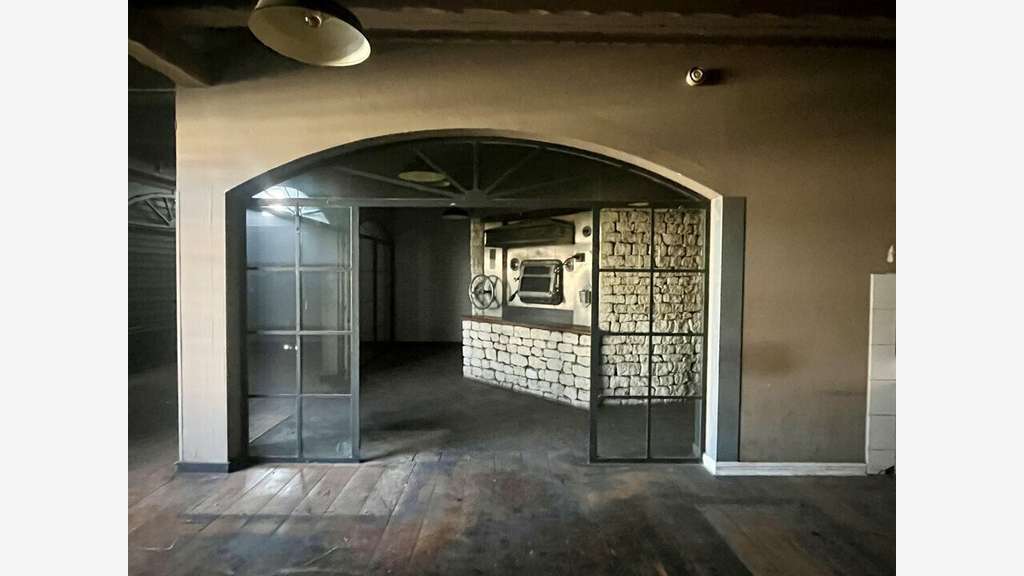 Local commercial 1240m² à louer à Avignon