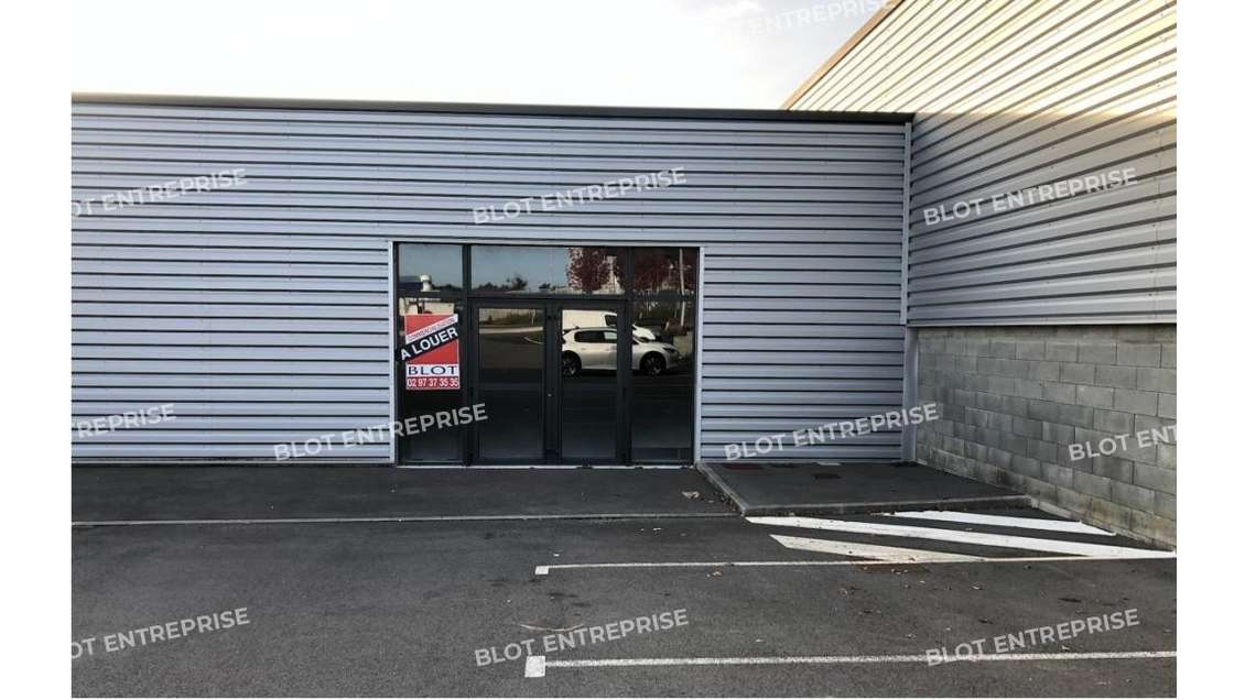 A louer local commercial 250m² à Baud