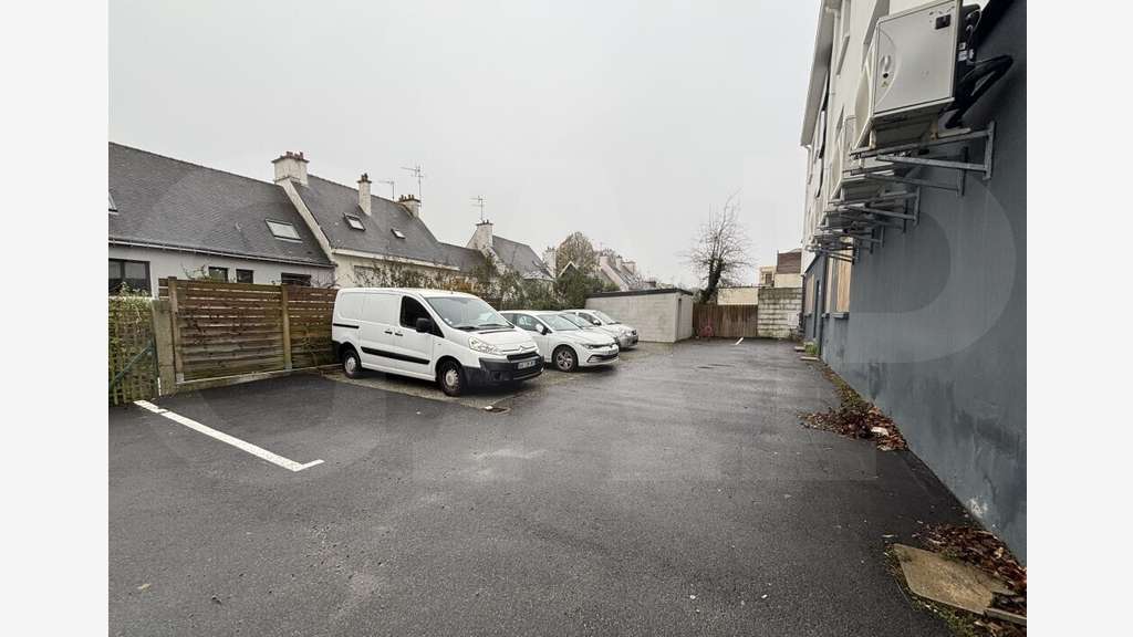 A louer local commercial 170m² entrée de Lorient