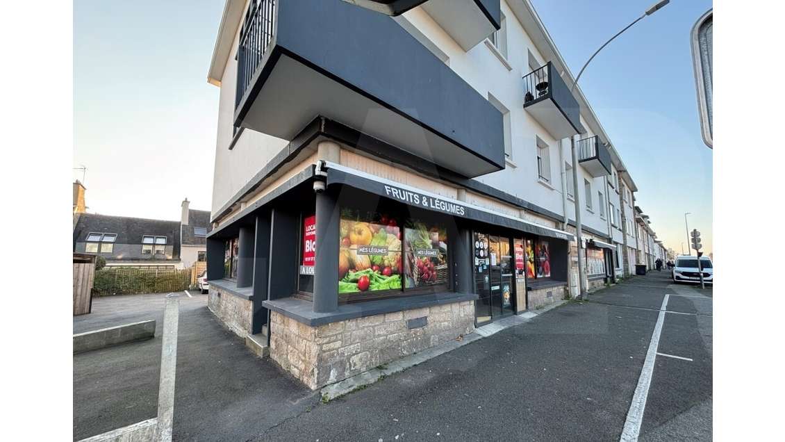 A louer local commercial 170m² entrée de Lorient