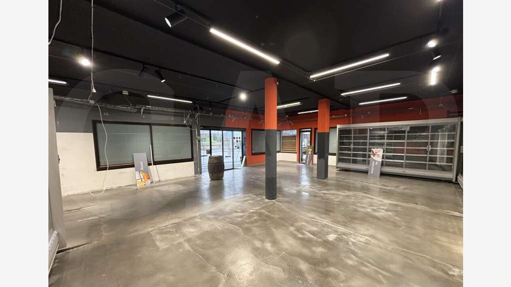 A louer local commercial 170m² entrée de Lorient