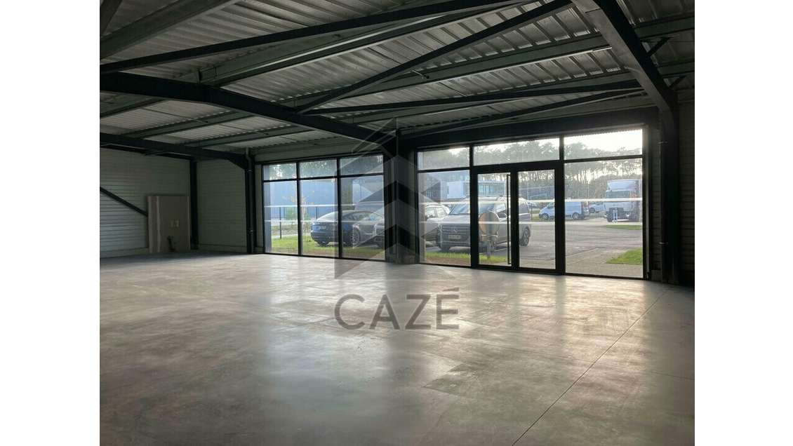 A louer local commercial 239m² ZA récente à Mées