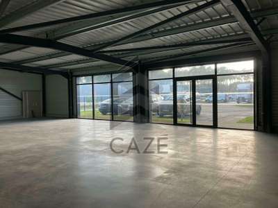 A louer local commercial 239m² ZA récente à Mées