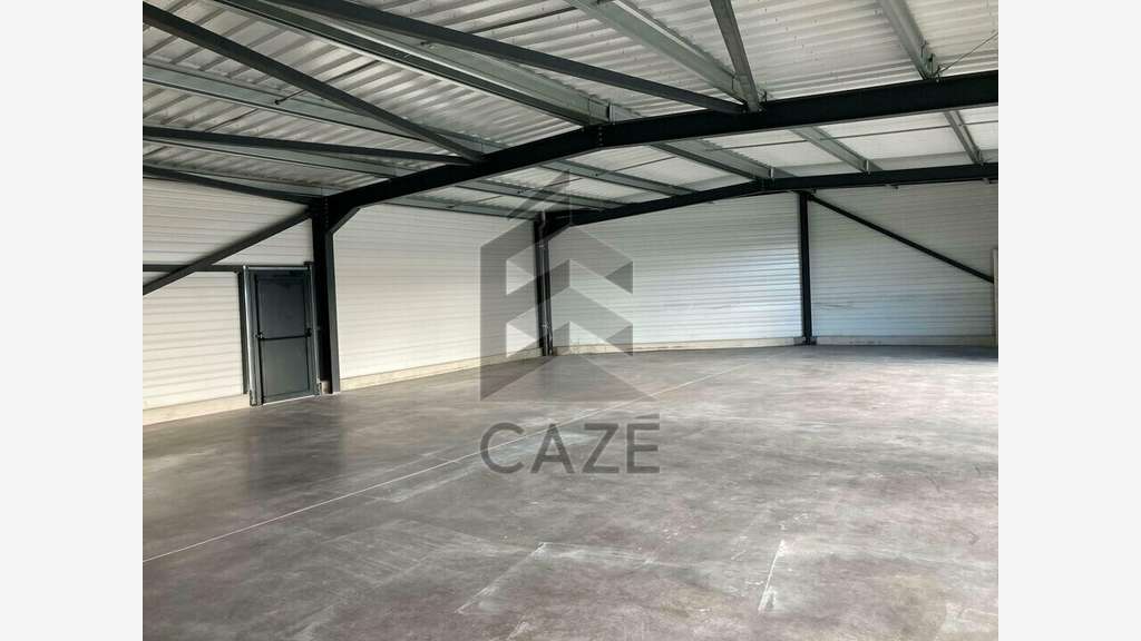 A louer local commercial 239m² ZA récente à Mées