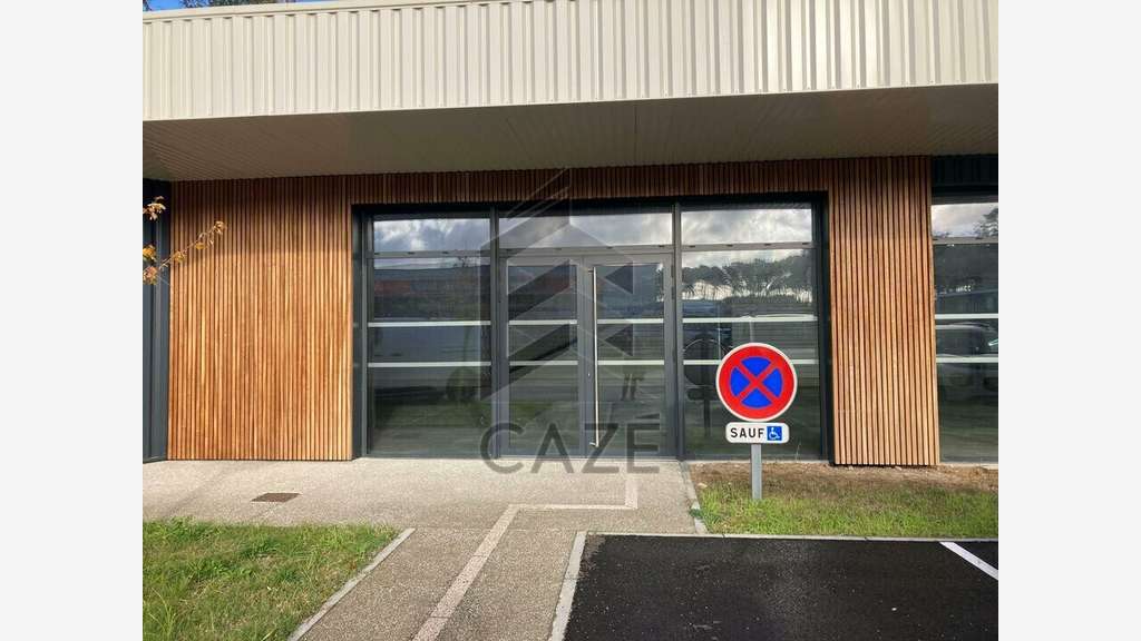 A louer local commercial 239m² ZA récente à Mées