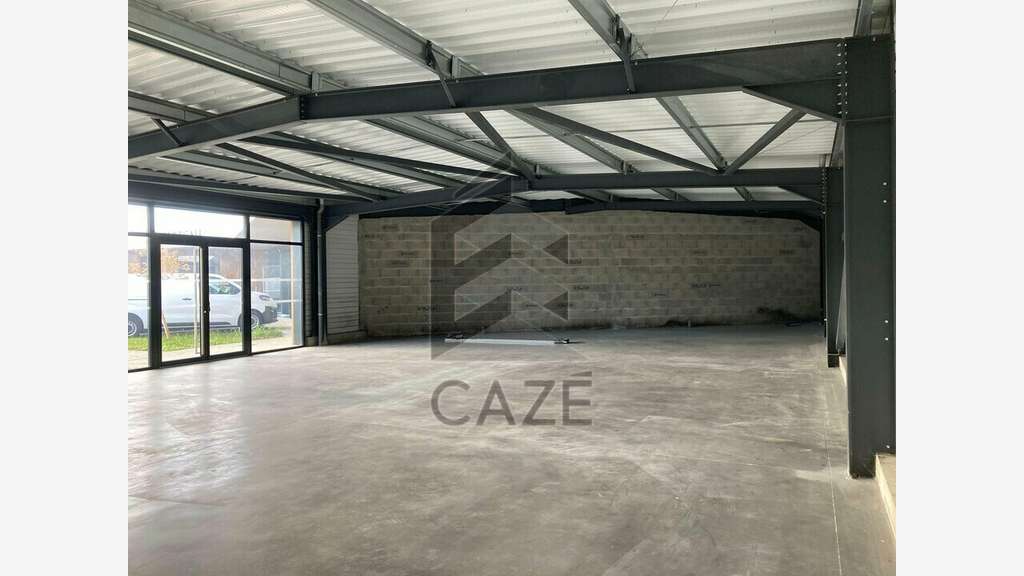 A louer local commercial 239m² ZA récente à Mées