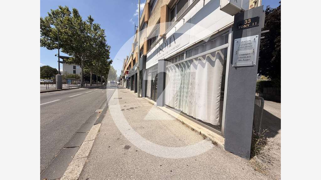 Local commercial 75m²à louer à l'entrée de Valence