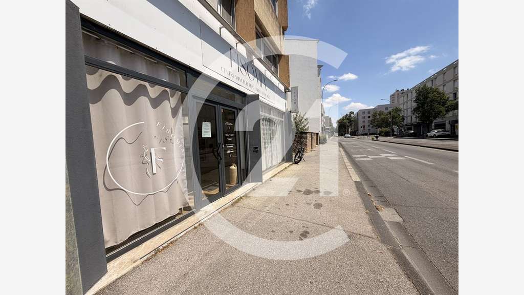 Local commercial 75m²à louer à l'entrée de Valence