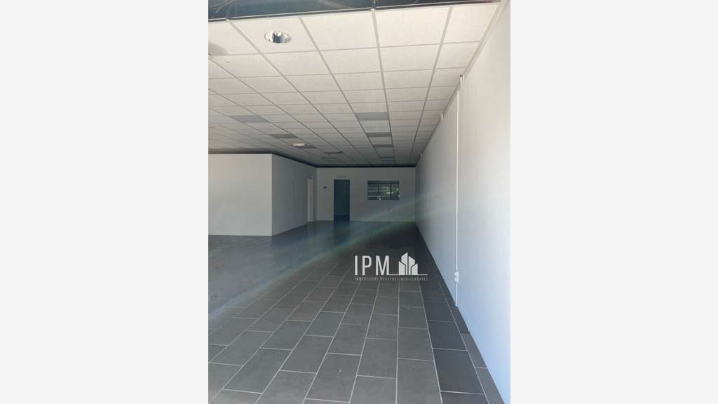 A louer local commercial 458m² à Bagnols-sur-Cèze