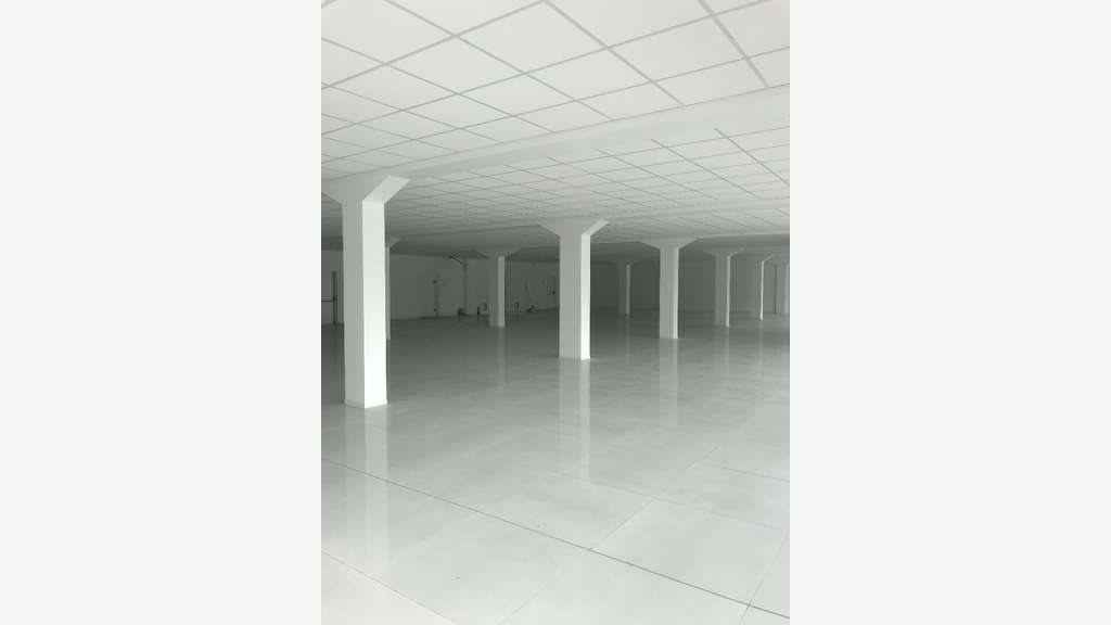 A louer local commercial 194m² angle Baie Mahault