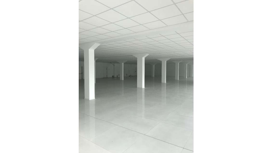 A louer local commercial 194m² angle Baie Mahault