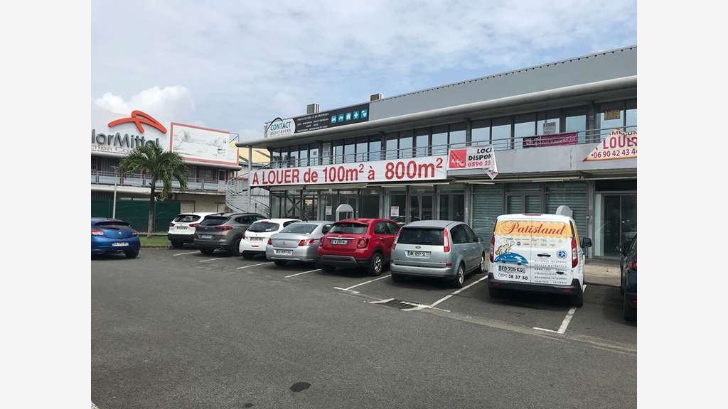 A louer local commercial 194m² angle Baie Mahault