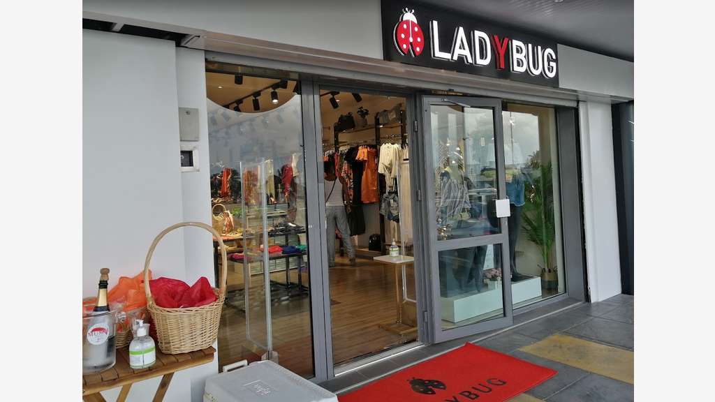 A louer local refait à neuf 130m² à Baie-Mahault